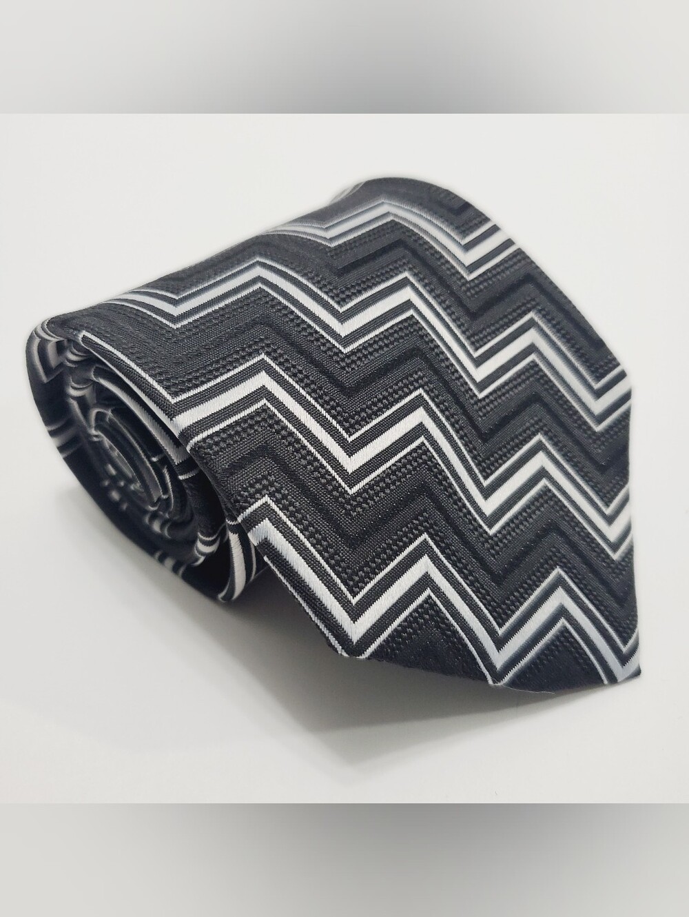 Kailong Men's Silk Neck Tie Silver & Black Zigzag Pattern 57x3.75"